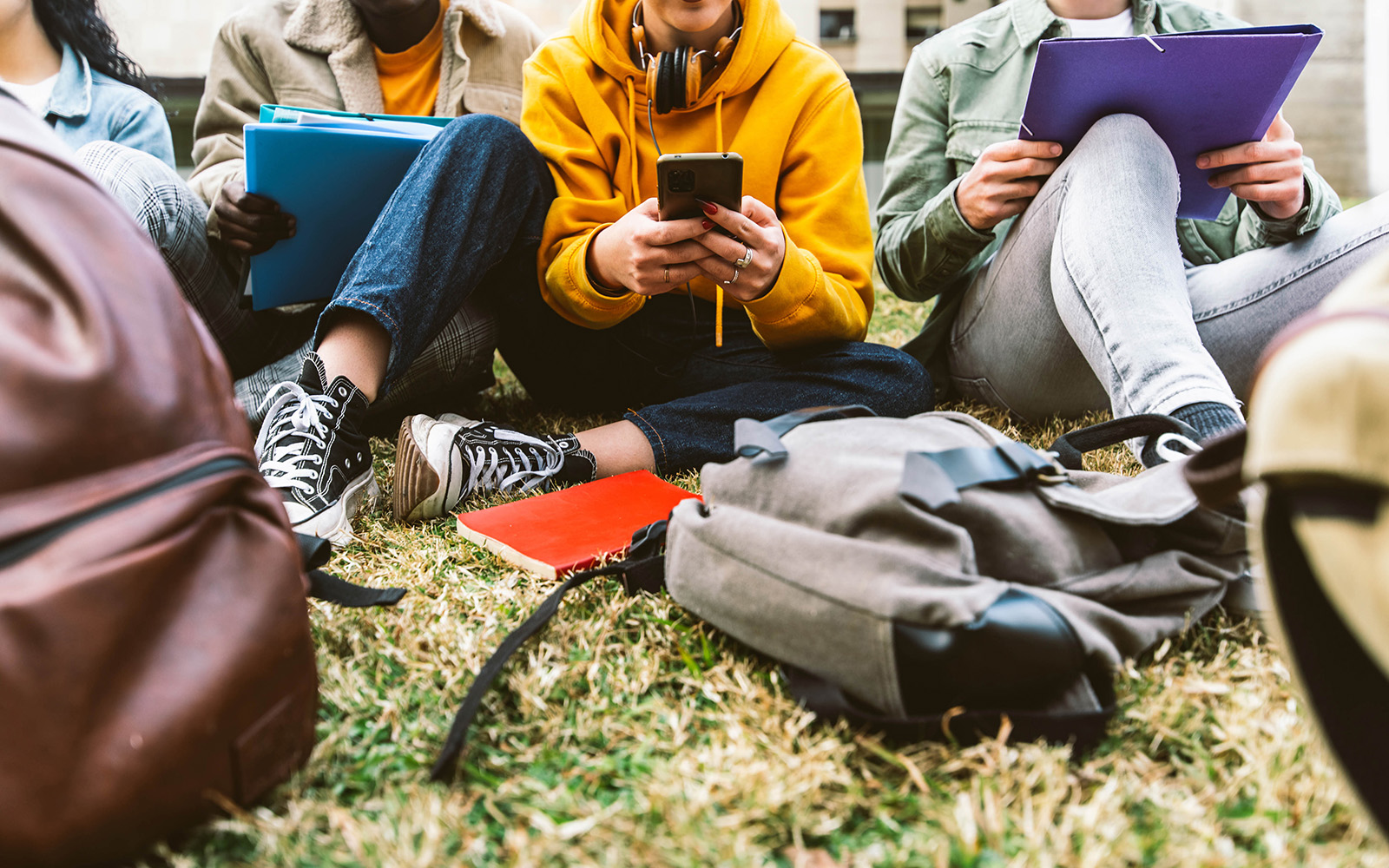 students use social media on college campus